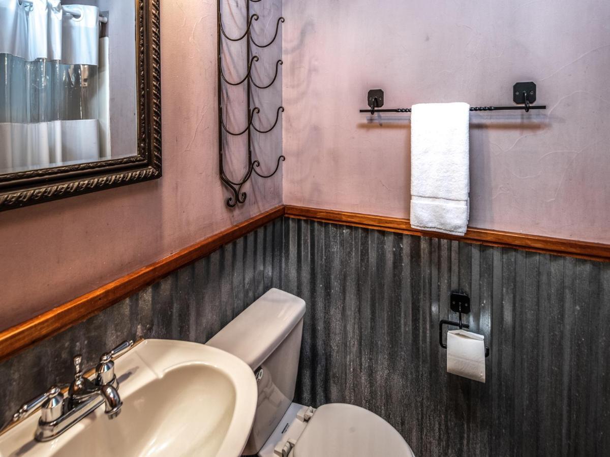 Apache Village Cabinette 13, Queen Bed, Midtown, Sleeps 2 Ruidoso Bagian luar foto