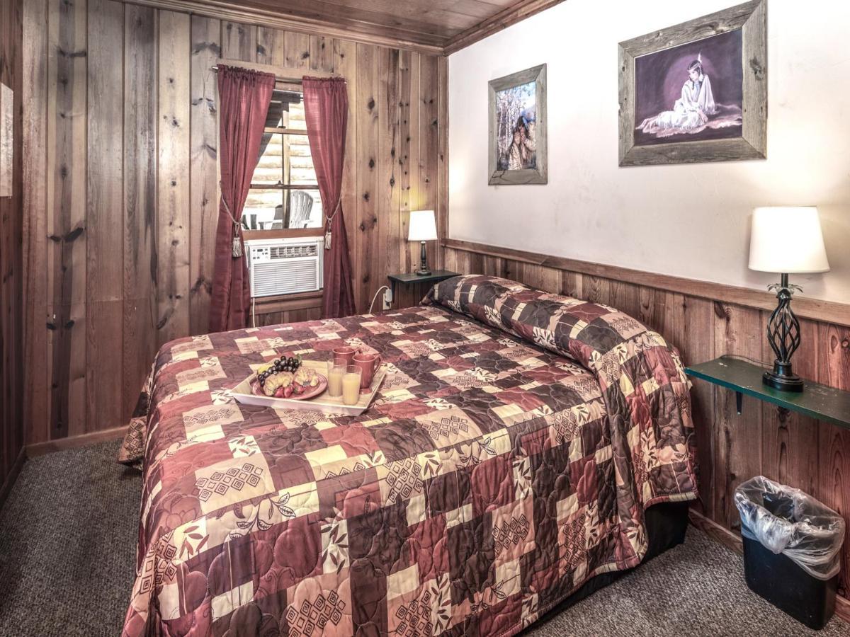 Apache Village Cabinette 13, Queen Bed, Midtown, Sleeps 2 Ruidoso Bagian luar foto